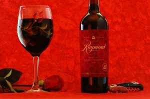 Rượu vang Raymond có màu đỏ